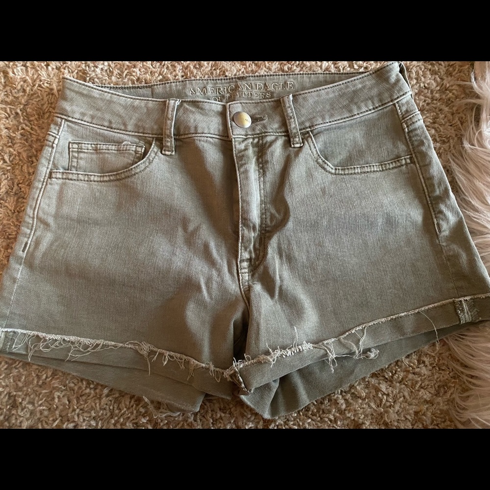 American Eagle army green shorts. Hi-rise shortie